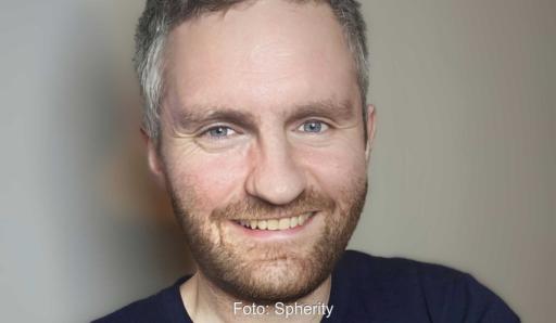 Im Bild Ricky Thiermann, Leiter des Produktmanagements beim Software-Anbieter Spherity, der die Bedeutung vom digitalen Batteriepass für Großspeicher erläutert.