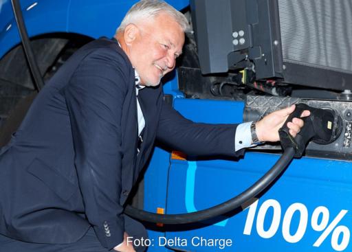 Im Bild Josef Schrädler, Direktor der Bayerischen Staatsbrauerei Weihenstephan, der einen Elektro-Lkw an die neuen Solarstrom-Schnellladestationen anschließt.