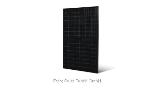 Zu sehen ist ein schwarzes PV-Modul vor weißem Hintergrund in Schrägansicht.