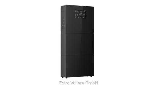 Schwarzes, vor weißem Hintergrund freistehendes Heimspeichersystem von Voltara mit integriertem Display auf der Vorderseite.