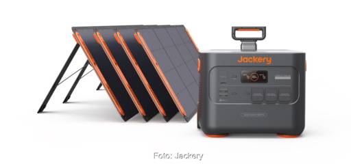 Im Bild die tragbare Powerstation Explorer 3000 Pro mit 4 Photovoltaik Modulen von Jackery.