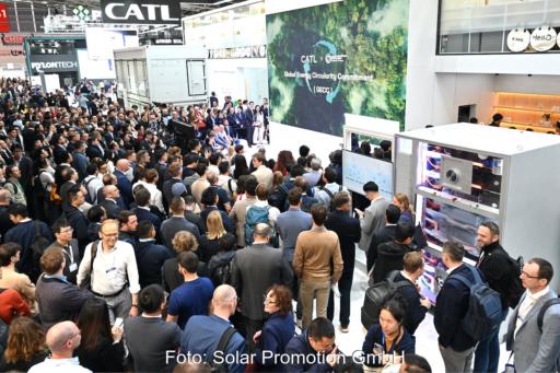 Eine große Menschenmenge besucht einen Messestand des Batterieherstellers CATL auf einer Energiefachmesse. Die Besucherinnen und Besucher stehen dicht gedrängt vor einer Präsentationsfläche mit einer großen Videowand.