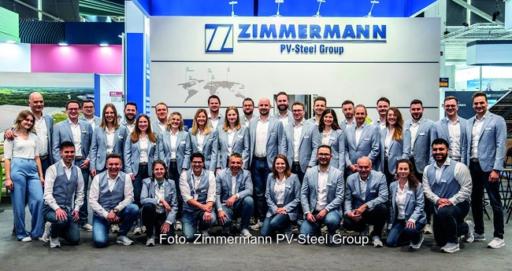 Mitarbeitende von Zimmermann PV-Steel auf einem Messestand, Nextpower aus den USA will den Photovoltaik-Montagesystem-Hersteller kaufen.