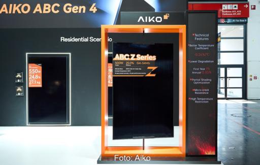Das neue Solarmodul der Z-Serie steht auf dem Messestand von Aiko auf der Intersolar 2026.