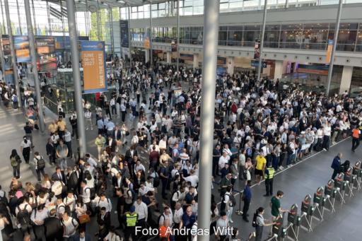 Eine Menschentraube von oben im Eingang der Messe München.