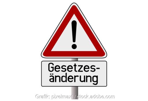 Warnschild mit der Aufschrift Gesetzänderung als Symbol für die Novelle des Energieeffizienzgesetzes.