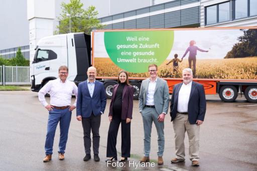 Management von Hylane und Teva vor einem Wasserstoff-LKW.