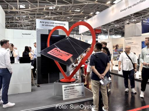 Messestand der Intersolar mit PV-Modul PV-Bondi und Besuchern.