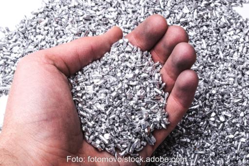 Silberpellets in einer Hand. Symbolbild für Silber als wertvollen Rohstoff.