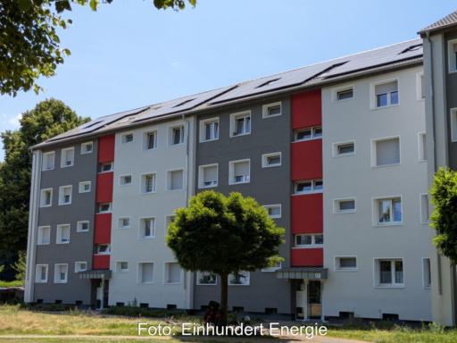 Mehrfamilienblock aus den 1950er Jahren mit neuen PV-Anlagen auf dem Dach.