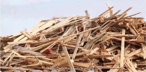 Ein Haufen Holzstücke, Altholz