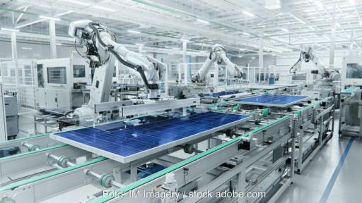 PV-Module in Fertigungslinie mit Roboterarmen
