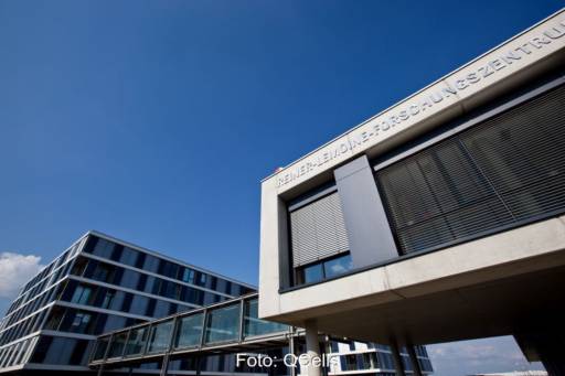 Das Forschungszentrum von QCells in Thalheim unter blauem Himmel.