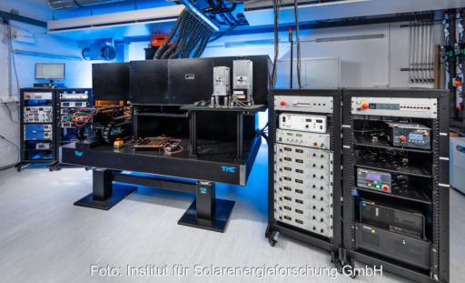 Laboraufnahme einer großformatigen Messanlage und mehreren Elektronik- und Steuerungsschränken für die Kalibrierung und Charakterisierung von Perowskit-Silizium-Tandemsolarzellen.