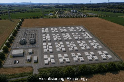 Luftaufnahme einer Visualisierung des geplanten Batteriespeicherprojekts in Lamspringe. Zu sehen ist ein großer Batteriespeicher mit zahlreichen Containerreihen, Umspannwerk und Netzanschluss auf einer eingezäunten Fläche zwischen landwirtschaftlichen Feldern.