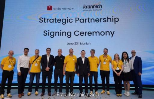 Menschen auf einem Messestand der Intersolar 2026, Krannich Solar nimmt Sigenstor- und Sigenstack-Batteriespeicher und Ladelösungen von Sigenergy ins Portfolio auf.