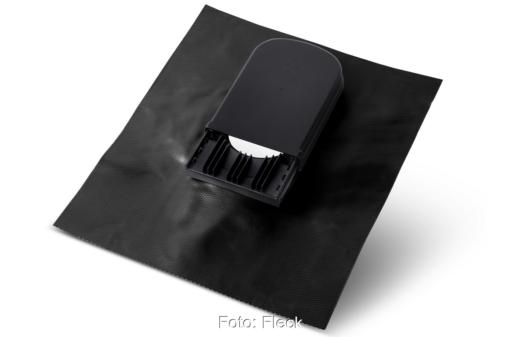 Ein schwarzes Bauteil mit Öffnung, der Solarflex-Universal-Kabeldurchgang von Fleck ist für die Photovoltaik-Montage auf Schrägdächern gedacht.