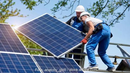 Handwerker installieren Solarmodule, der Photovoltaik-Ausbau im ersten Halbjahr 2026 lag laut BSW-Solar bei 7,4 Gigawatt.