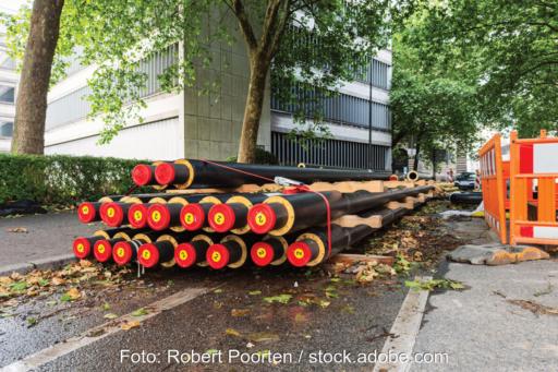 Fernwärmerohre in einer urbanen Allee