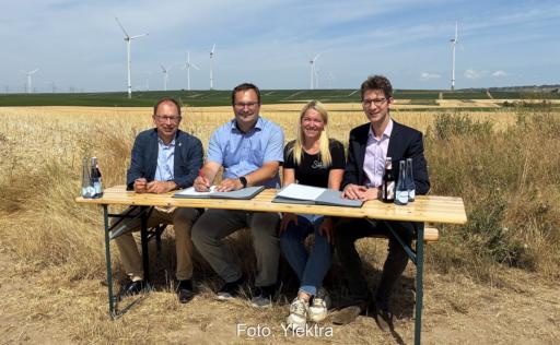 Im Bild Offizielle auf einem Acker in Armsheim / Wörrstadt. Hier soll die Agri-PV-Anlage von Ylektra entstehen.