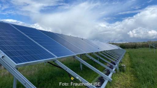 Eine Reihe von Photovoltaik-Modulen auf einem schrägen Gestell mit einigen freien Plätzen - Testfeld des Fraunhofer ISE