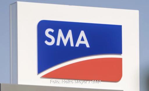 Das Logo von SMA an einem Gebäude, der Photovoltaik-Wechselrichterspezialist hat vorläufige Zahlen für das zweite Quartal 2026 vorgelegt.