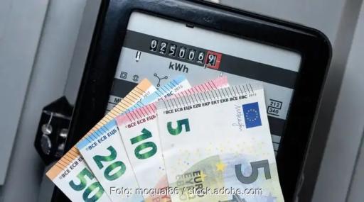 Ein Stromzähler mit Geldscheinen, laut Wirtschaftsplan des Klima- und Transformationsfonds soll dieser auch 2027 Strompreis-Entlastungen finanzieren.