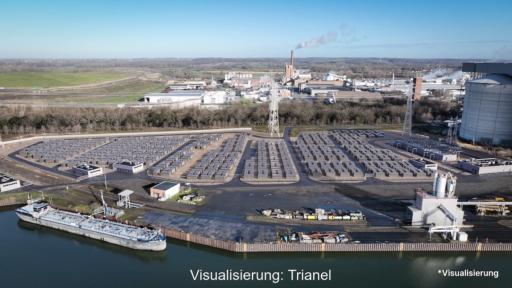 Die Visualisierung zeigt einen Batteriepark aus der Luft von schräg vorn. Im Vordergrund ein Fluss mit Schiff und Industrieanlage.