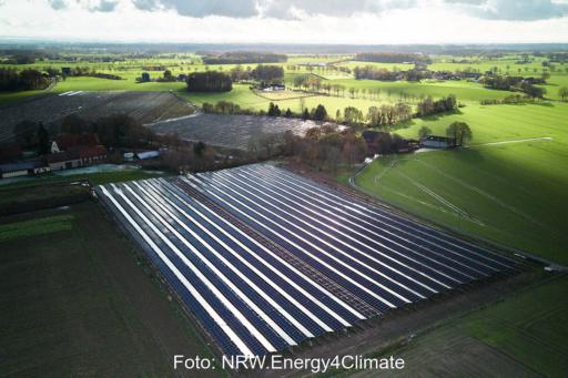 Luftbild der Agri-PV-Anlage im Gegenlicht.