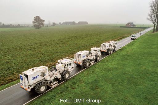 Reihe von drei Vibro-Trucks auf einer Landstraße