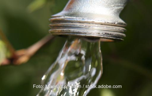 Trinkwasser fließt aus einem Hahn, der Energieversorger Avacon will Trinkwasser als Quelle für die Wärmepumpe zur Wärmegewinnung nutzen.