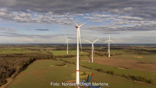 Windenergieanlagen in weiter Landschaft, Nordex erhält Refinanzierung über 2,475 Milliarden Euro in Form einer Garantiefazilität.