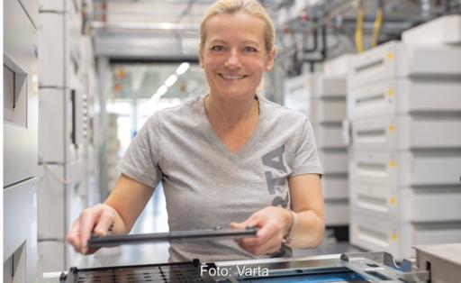 Eine Varta-Mitarbeiterin im Werk, der Batteriespeicher-Hersteller befindet sich im Insolvenzverfahren in Eigenverwaltung.