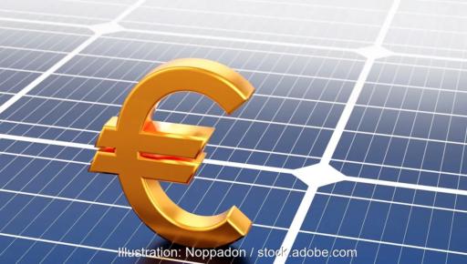 Ein goldenes Eurozeichen auf Solarmodulen, das Solar Cluster Baden-Württemberg schlägt vor, die Photovoltaik-Einspeisevergütung durch eine Börsenstrom-Jahresabrechnung zu ersetzen.
