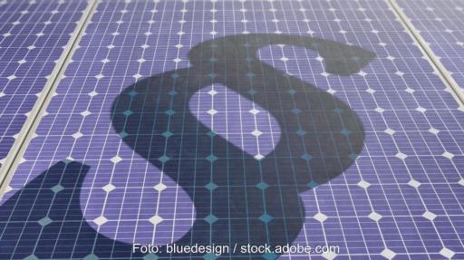 Ein Paragrafenzeichen auf Solarmodulen, Vorschriften und Genehmigungen hemmen Menschen bei der Kaufentscheidung von Photovoltaik-Anlagen.
