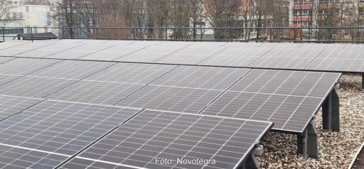 Eine Photovoltaik-Anlage auf einem Flachdach, der Hersteller für Photovoltaik-Montagesysteme Novotegra stellt Ausschreibungstexte und technische Produktinformationen online zur Verfügung.