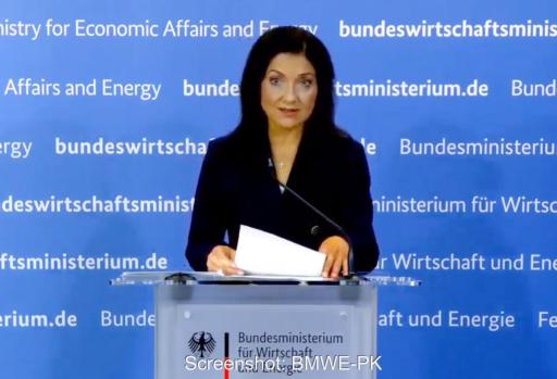 Katherina erklärt den heutigen Kabinettsbeschluss zu EEG und Netzpaket in einer kurzen Pressekonferenz.