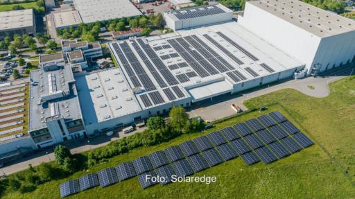 Photovoltaik-Solarmodule auf Dachflächen und auf der grünen Wiese am Hauptsitz von Intersport Deutschland in Heilbronn.