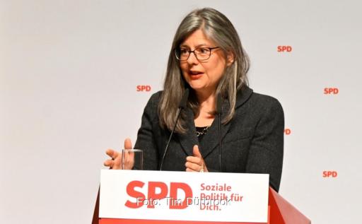 Nina Scheer an einem Redepult, energiepolitische Sprecherin der SPD-Bundestagfraktion kritisiert Netzpaket und EEG-Novelle.