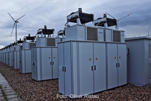 Ein Batteriespeicherpark von vorn.