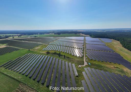 Luftbild eines 70 MW-Freiflächen-Solarparks bei Sonnenschein.