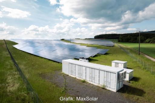 KI generierte Simulation zeigt PV-Freiflächenanlage mit einem Batteriespeicher.