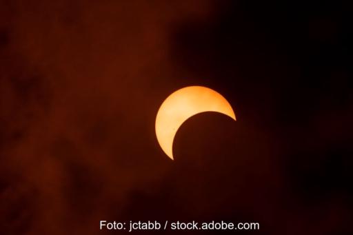 Der Mond verdeckt Teile der Sonne: eine partielle Sonnenfinsternis. Diese senkt die Photovoltaik-Leistung.