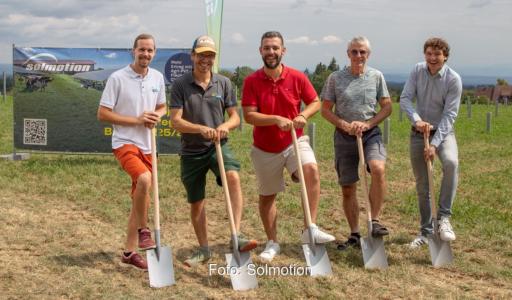 Firmenvertreter beim Spatenstich für die Agri-Photovoltaik-Anlage im Deggenhausertal, die Solmotion baut.