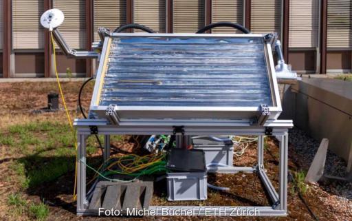 Prototyp eines Solarthermie-Kollektors in einem Metallrahmen auf dem Dach eines ETH-Gebäudes, angeschlossen an Mess- und Steuerungstechnik.