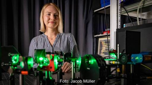 Im Bild Maria Saladina, Wissenschaftliche Mitarbeiterin der Professur Optik und Photonik kondensierter Materie der TU Chemnitz, die sich mit dem Ladungstransport in organischen Solarzellen beschäftigt.