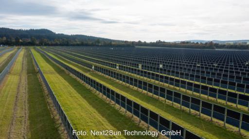 Zahlreiche Reihen senkrecht montierter Solarmodule stehen mit breiten Grünstreifen dazwischen auf einer landwirtschaftlichen Fläche in Donaueschingen-Aasen.