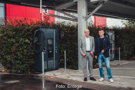Zwei Personen unter einem PV-Dach eines Carports am Stadion von Mainz 05.