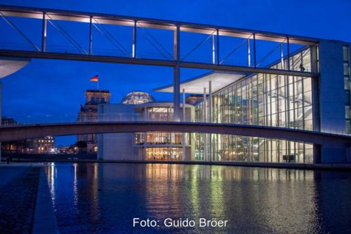 Bundestagsgebäude am Spreeufer in der Abenddämmerung