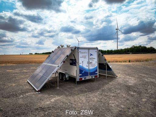 Mobile Messeinheit am Windpark mit Solarstrommodulen.